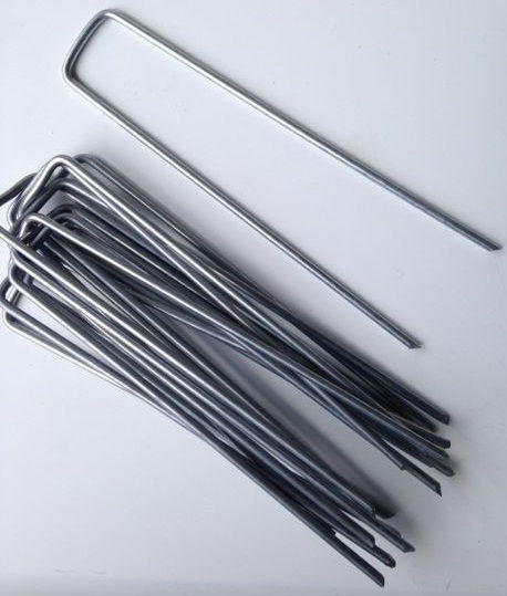 Les agrafes sont petits pics métalliques galvanisés, en forme de U utilisés pour la tenue du gazon synthétique sur la terre
