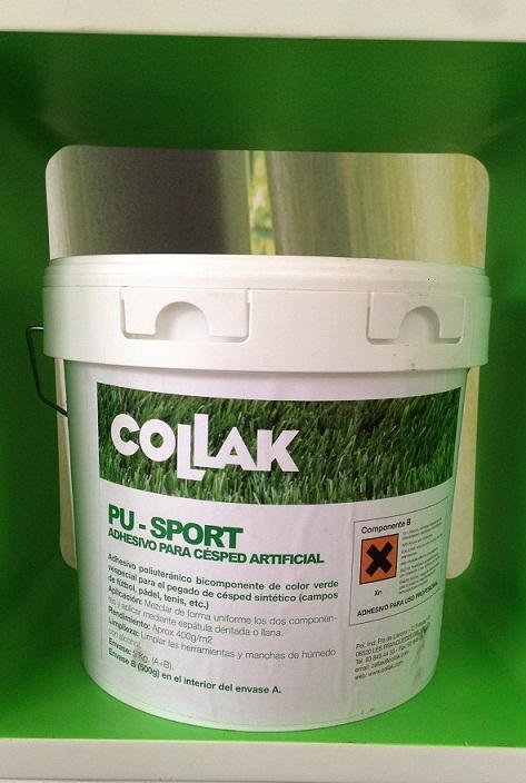 La colle utilisée est du polyuréthane bicomposé, de couleur verte et spéciale pour le collage du gazon artificiel
