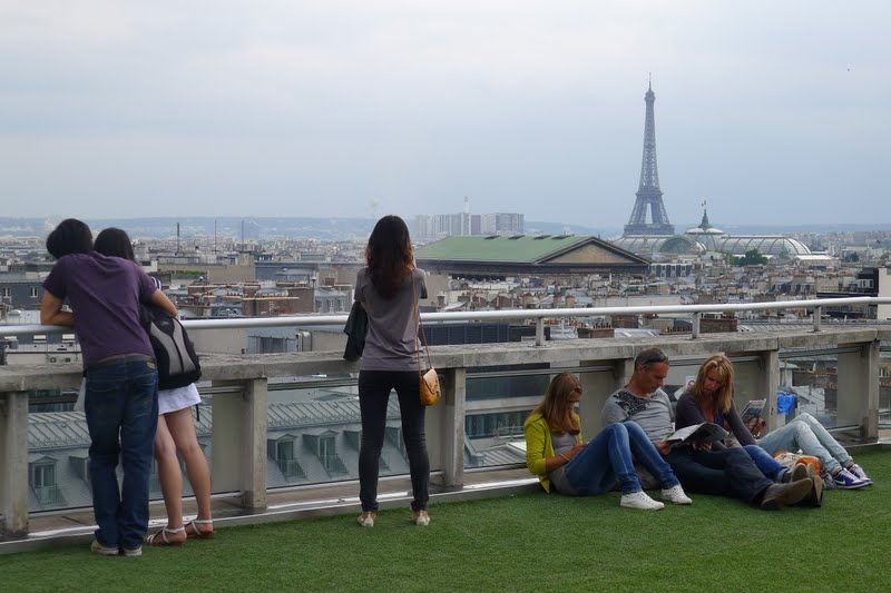 Cesped artificial con visión a torre Eiffel